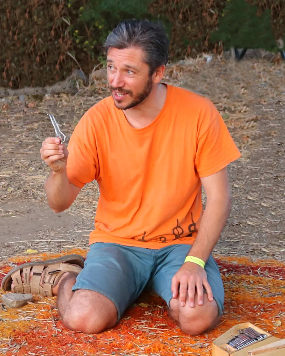 Amaury Le Barde présente une guimbarde pendant un atelier en plein air.