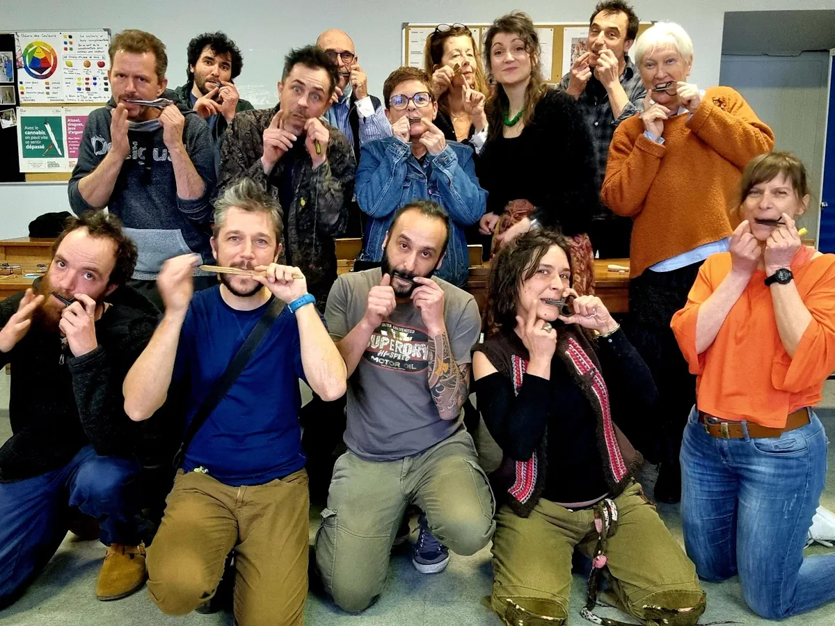 Groupe de participants jouant de la guimbarde pendant une convention.